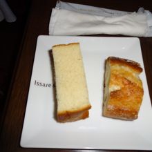 パンはお代わり自由です。オリーブオイルもついてます