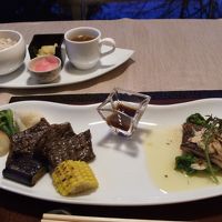 魚料理とメインが一皿に。奥にあるのは五穀米。