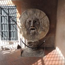 ローマの休日でおなじみ、真実の口。