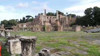遺跡がゴロゴロ、フォロ・ロマーノ。