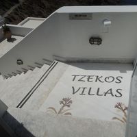 入口。ここから下りて、断崖絶壁に沿ってヴィラがあります。