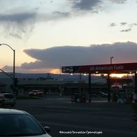 テラスからガソリンスタンド越しに見えた夕陽