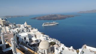 お土産屋さんも充実！　断崖絶壁のサントリーニ島の中心、フィラ。