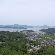 巨石のハイキングコースが楽しい・眺め抜群　白石島