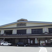 下諏訪駅舎正面です  (案内所は一番左側)