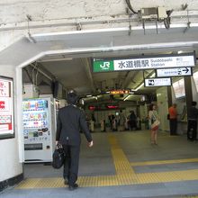 駅入り口