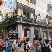 ガラス張りのショッピングモールに多くの人気店が入居