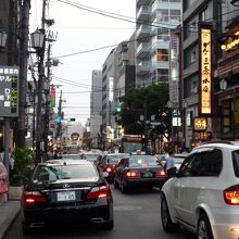 三条大橋を西に渡ったところから河原町方面をみる　渋滞！