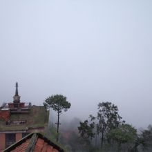 雲に隠れているヒマラヤ