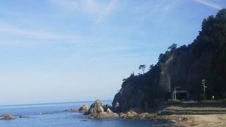 車窓の外に美しい海岸が広がります