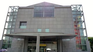 近代的な建物でと素敵な美術品と景色が楽しめる