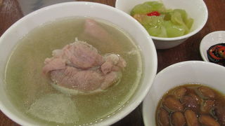 洗練されたフードコート