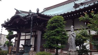 三重の塔もある、本格寺院