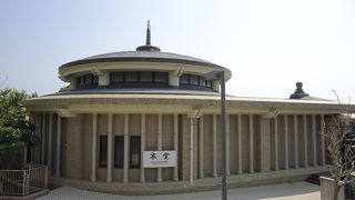 大きな赤不動像