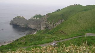 赤褐色を帯びた崖面