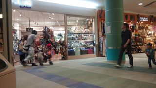 シューズ、バッグ、アパレルなどを扱う総合ファッションショップ