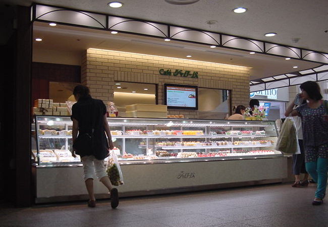 人通りの多い一角です