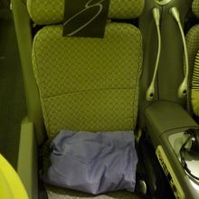 横幅はエコノミーとさほど変わりません（前は広めです）