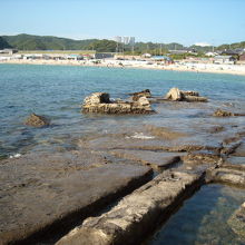 岩場から。遠くに砂浜が見えます