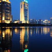 （厦門）湖に囲まれ、夜景の美しい公園