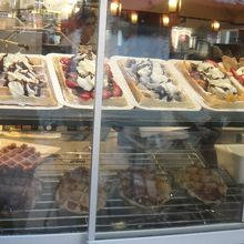 上がブリュッセルワッフル、下がリエージュワッフル