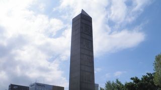 大通公園に毅然と立つ石碑