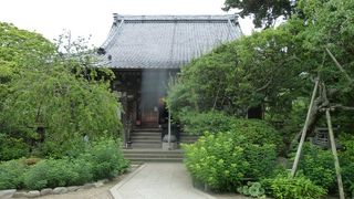 木々におおわれた静かなお寺