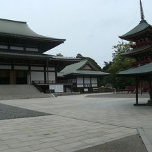 大本堂と三重塔