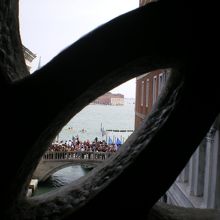 ため息橋から運河を望む