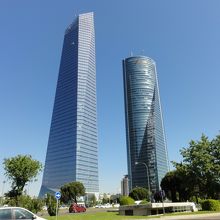 右のビルが Torre Espacio　ここの33階にある