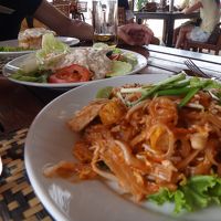 ビーチ沿いのレストランではおいしいタイ料理が食べられます。