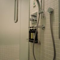 シャワーブースはかなり狭い。奥に浴槽あり。