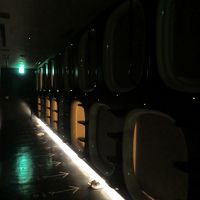 ２階建てのカプセル。就寝時はブラインドを下ろします。