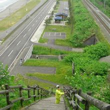 公園から内浦湾、室蘭本線、道道６０８号線を見る