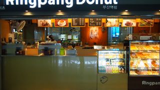 釜山駅構内にあるドーナツ屋