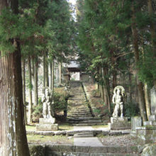 両子寺山道の国東最大の仁王像