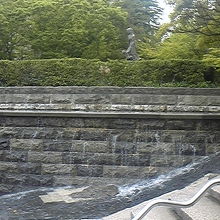 園内の噴水と平和祈念像