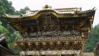 陽明門の修復工期は、平成25年4月1日から6年間 