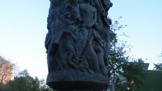 ちょっとこわい気がする森の歌の記念碑