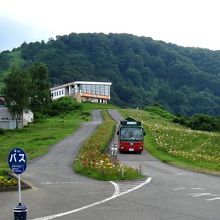 園内を走る「シャトルバス」