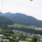 湯田中温泉の街と山の風景