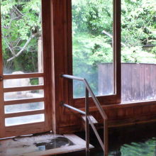 露天風呂がる。秋には紅葉