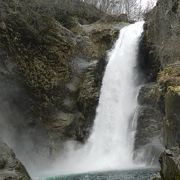 水量豊富で見事な滝です！『日本の滝百選・秋保大滝』