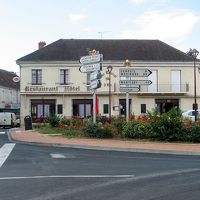 庶民的な、飲み屋兼レストラン付きのホテルです。