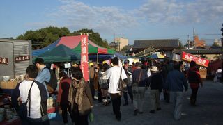 食料品に骨とう品や古着など