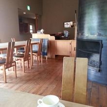 大きな暖炉があります