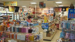 空港にある土産物店で店頭には菓子類がありました