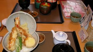 “北海道三色丼 ”と“村上天丼”