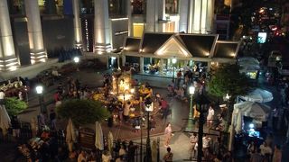 タイ人の信心深さを見る