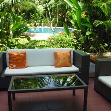 天気の良い日は外で食べるのもいい感じ。